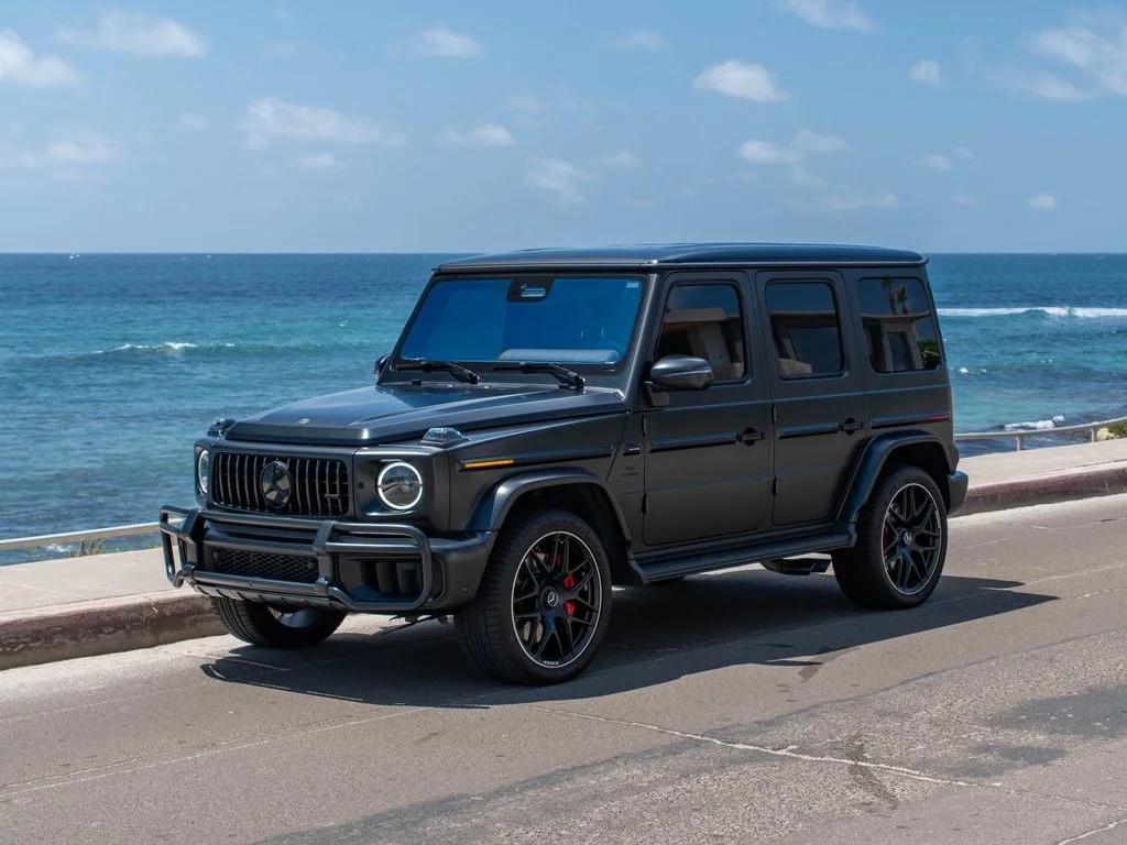 Mercedes-AMG G 63 gris mat, trois quarts avant en bord de mer