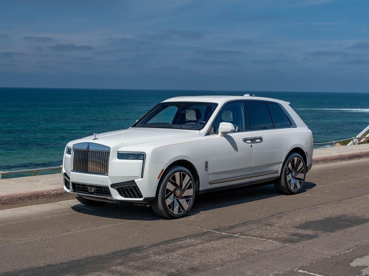 Rolls-Royce Cullinan Series II blanche, trois quarts avant en bord de mer